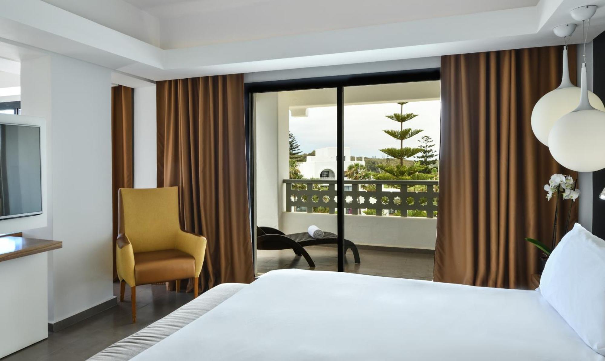 Pullman Mazagan Royal Golf & Spa Эль-Джадида Экстерьер фото A bedroom with a sliding door
