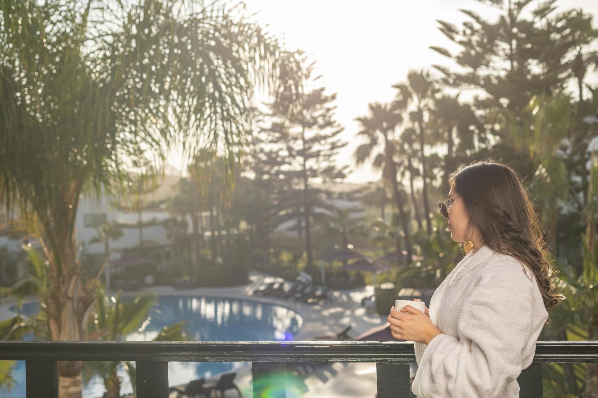 Pullman Mazagan Royal Golf & Spa Эль-Джадида Экстерьер фото A woman wearing a bathrobe